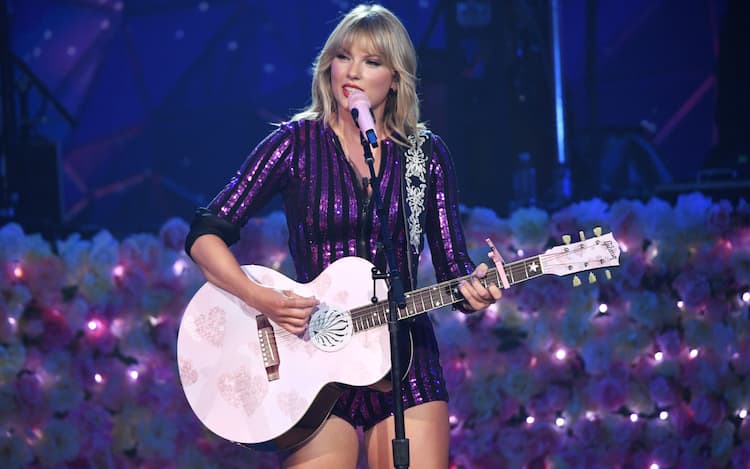 Taylor Swift fa il tifo per il fidanzato, quanto vale la collana sfoggiata  dalla cantante