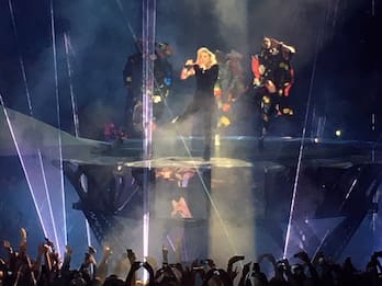 Lady Gaga a Milano: uno show sexy e colorato...ma quanti video!
