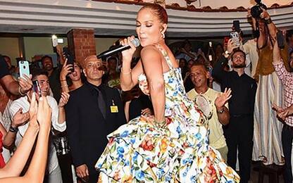 Jennifer Lopez sorprende Capri improvvisando “Let’s get loud” al ristorante