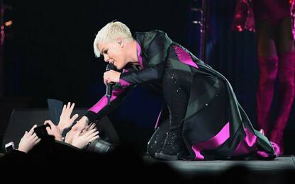 Pink blocca il suo concerto per abbracciare una piccola fan