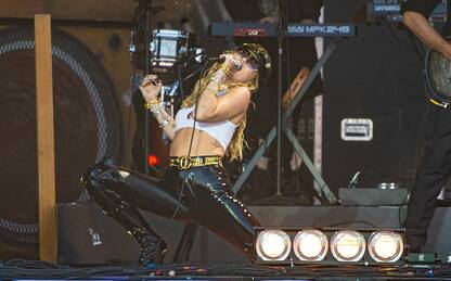 Miley Cyrus omaggia Amy Winehouse a Glastonbury: il video