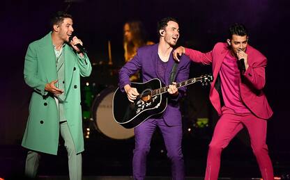 I Jonas Brothers pubblicano il video vintage di "Only Human"