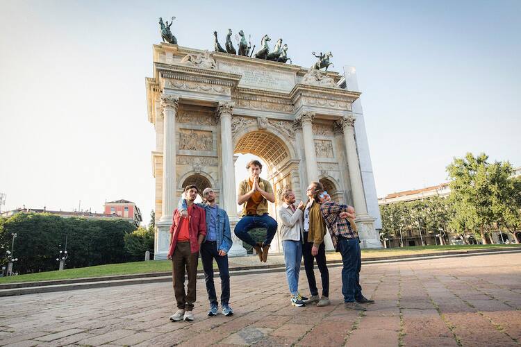 Pinguini Tattici Nucleari Portano Irene Disco D Oro Al Forum Il 29 Febbraio Sky Tg24