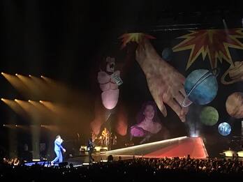 Mika a Bologna, celebra a colori il suo album di famiglia