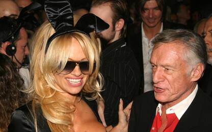 Hugh Hefner, il saluto sotto le lenzuola di Pamela Anderson