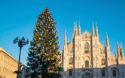 Lodovica Comello sotto l'Albero di Natale Sky che accende Milano
