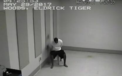 Tiger Woods choc: in prigione crolla sulla sedia!