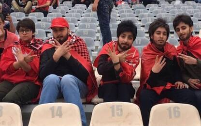 Iran, look da uomo: 5 donne entrano allo stadio
