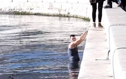 Aggredito, pallanuotista serbo si rifugia in acqua