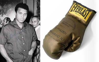 Muhammad Ali, all'asta guantone dorato autografato