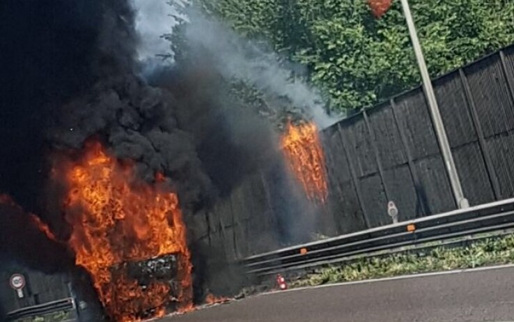 Il pullman in fiamme