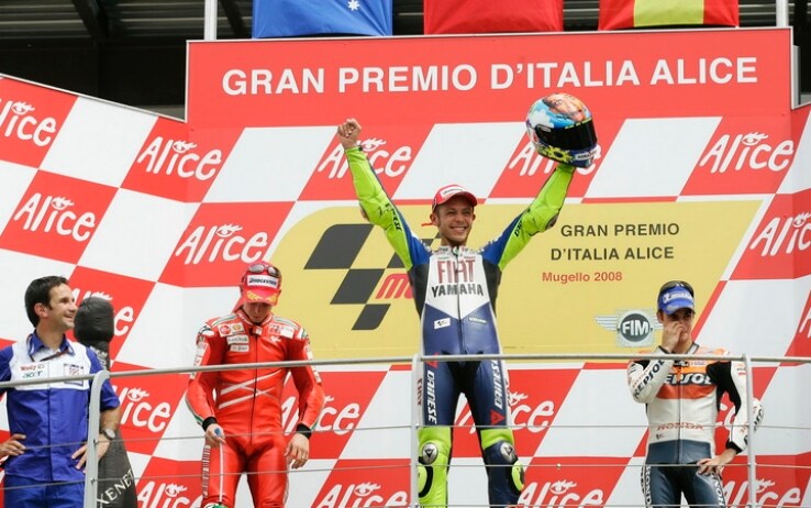 Valentino Rossi sul gradino più alto del podio al Mugello nel 2008
