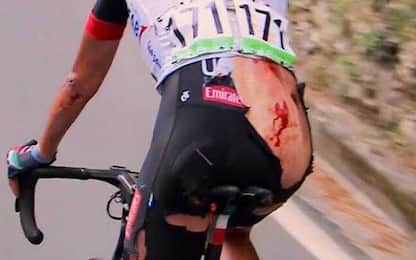 Vuelta, brutta caduta per Aru: sangue e abrasioni