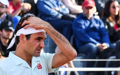Roma: problema alla gamba, si ritira Federer