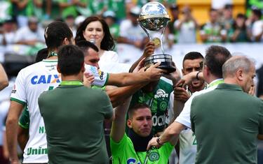 Chape di nuovo in campo, Follman alza la Coppa