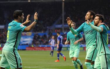 Barça esagerato, 6 gol all'Alaves. Paura per Vidal