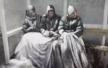 Islanda, bufera perfetta: neve ricopre giocatori
