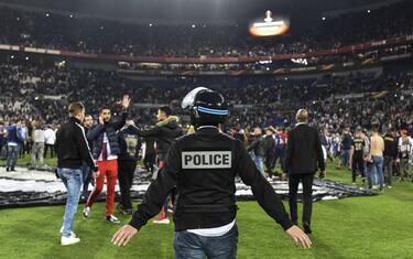 Lione, prepartita nel caos: tifosi in campo