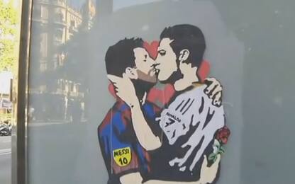 Bacio prima del Clasico, Messi e CR7 in un murales
