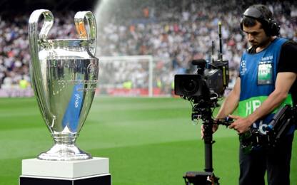 Champions League, la premiazione torna in campo