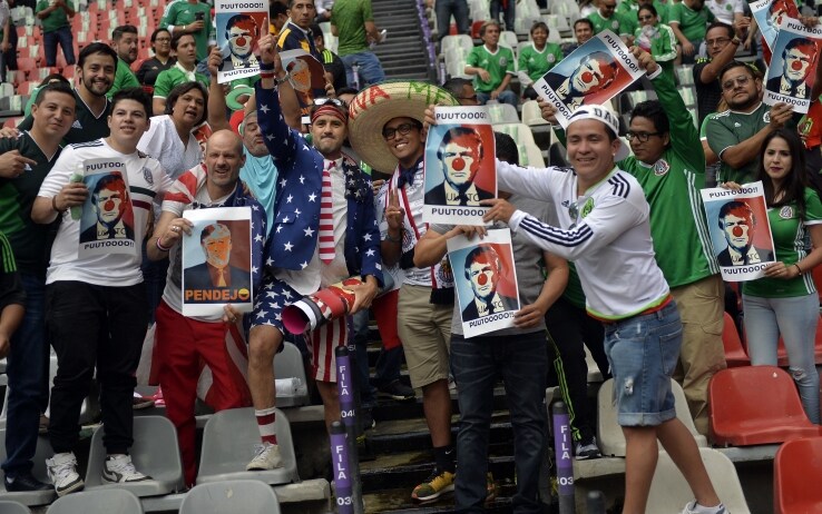 I tifosi americani fraternizzano con i messicani contro Trump I tifosi americani fraternizzano con i messicani contro Trump