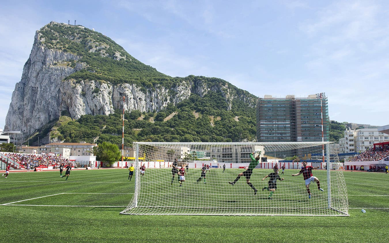 Una partita della nazionale di calcio di Gibilterra, sullo sfondo la caratteristica "rocca"