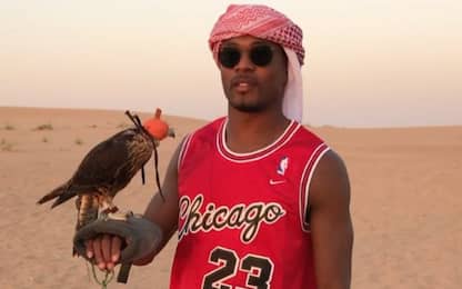 Esilarante Evra: chiacchiera nel deserto col falco