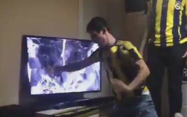 Turchia, foga da derby: un tifoso spacca la tv