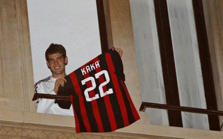 Kakà mostra la maglia del Milan ai tifosi assiepati sotto casa sua dopo l'annuncio di Berlusconi