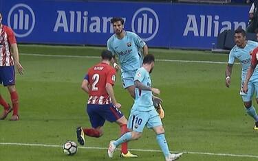 Godin come Zidane, salta Messi con la 'ruleta'