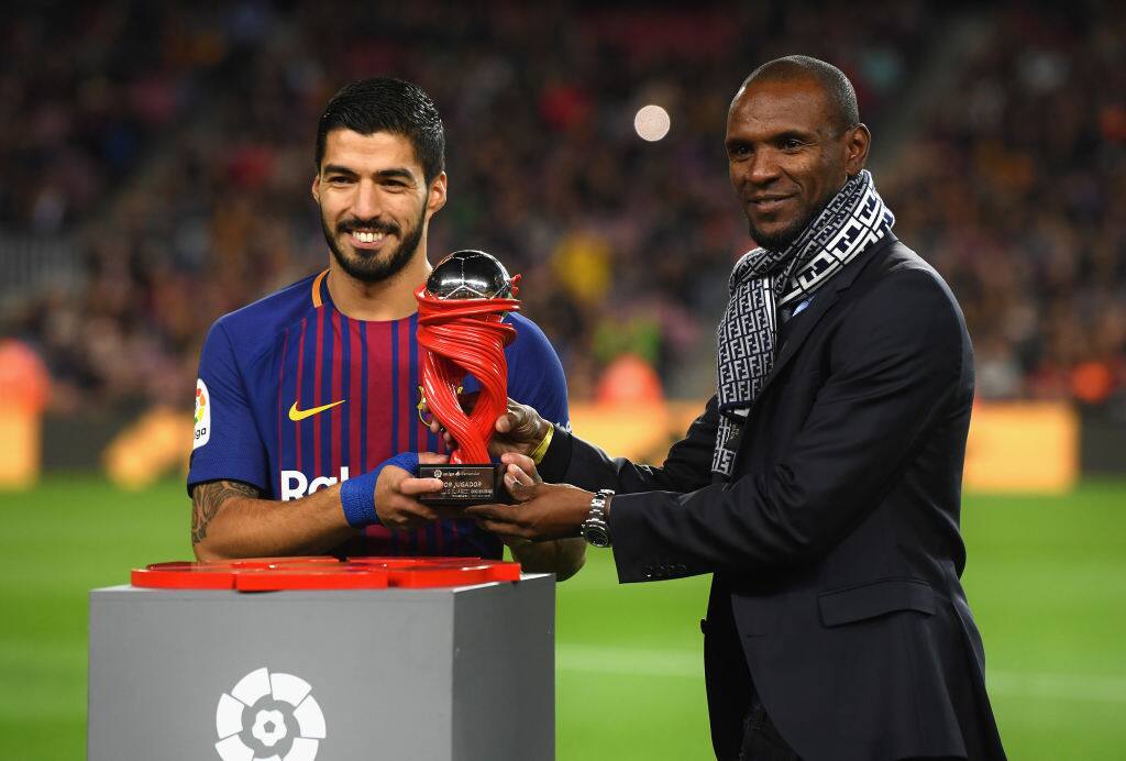 Luis Suarez premiato da Eric Abidal come miglior giocatore della Liga nel mese di dicembre - Getty
