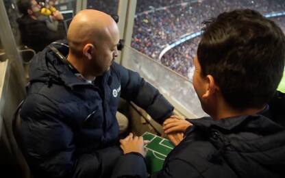 È sordo e cieco, vive così il Barcellona: VIDEO