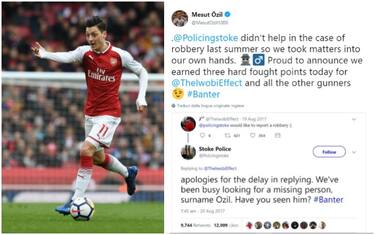 La polizia lo sfotte, Özil vince e risponde così