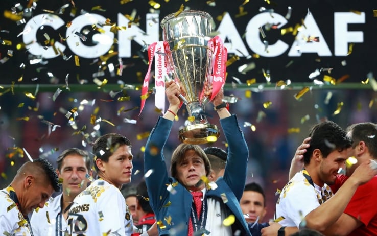 Matias Almeyda alza al cielo il trofeo, foto Getty Matias Almeyda alza al cielo il trofeo, foto Getty