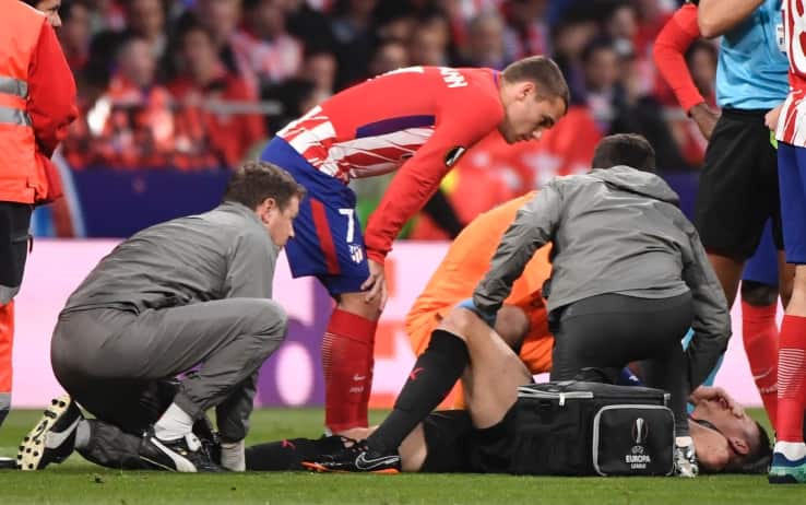 Koscielny, il capitano dell'Arsenal dice addio alla semifinale, per un infortunio che lo porta fuori dal campo in lacrime
