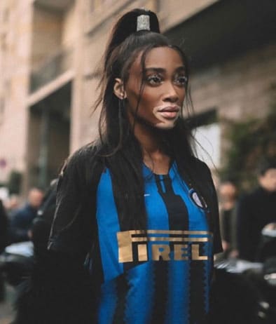 Milano Fashion Week, la modella Winnie Harlow sfila con la maglia mashup  dell'Inter | Sky Sport