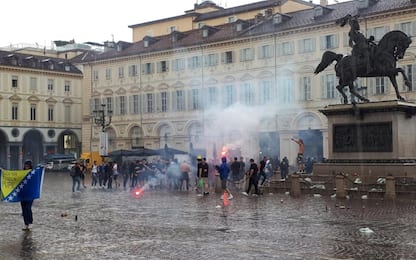 Tensione a Torino, ultras Bosnia esplodono petardi