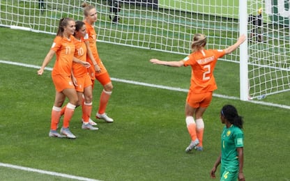 Olanda agli ottavi: 3-1 al Camerun