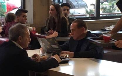 Sorpresa da McDonald's: al tavolo c'è Berlusconi 