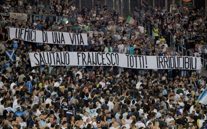 Lazio-Inter, i tifosi della Lazio omaggiano Totti