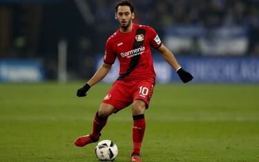 Milan, pressing per Çalhanoglu. Incontro per Conti