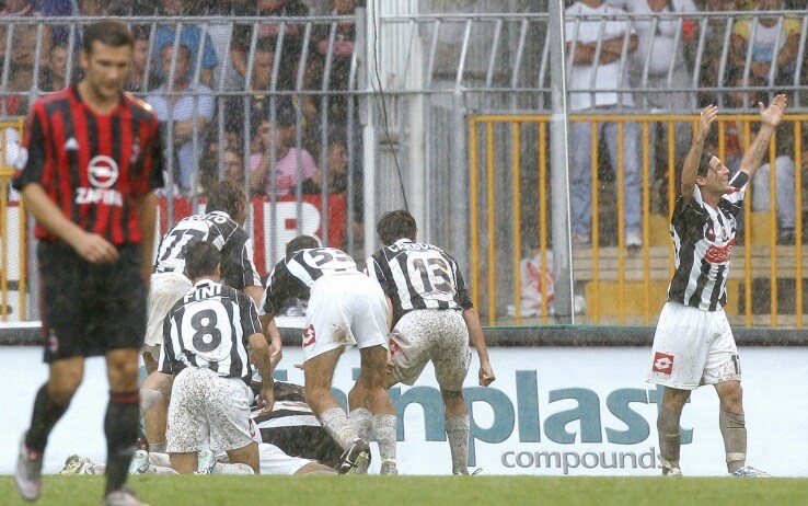 Cudini festeggiato dai compagni dopo il vantaggio contro il Milan