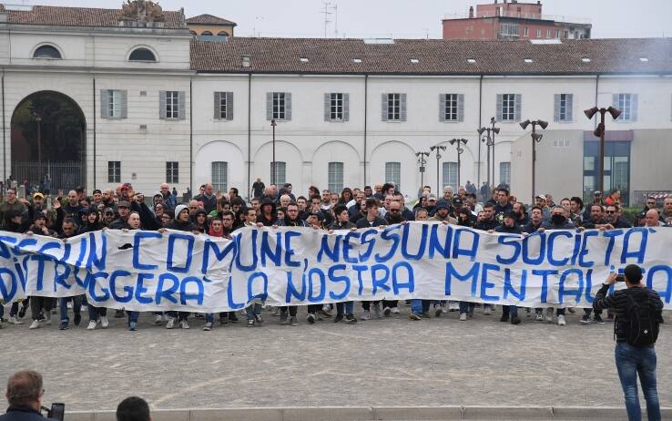 Protesta dei tifosi del Modena contro la società (LaPresse)