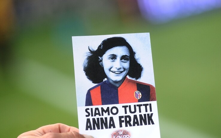 La foto di Anna Frank distribuita al Dall'Ara (Getty)