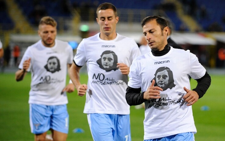 La Lazio si riscalda al DAll'Ara con la maglia commemorativa dii Anna Frank (Getty)