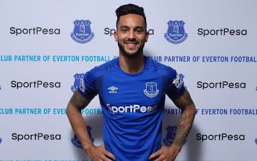 walcott_everton_tw