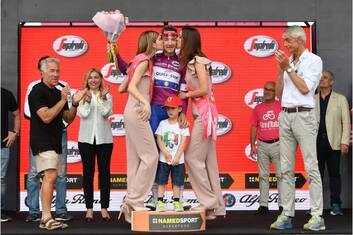 Giro, Viviani sul podio con il figlio di Scarponi