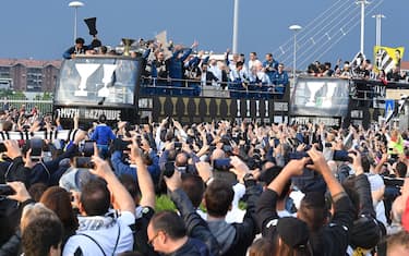 Juve, camion tifosi urta cavi tram: feriti