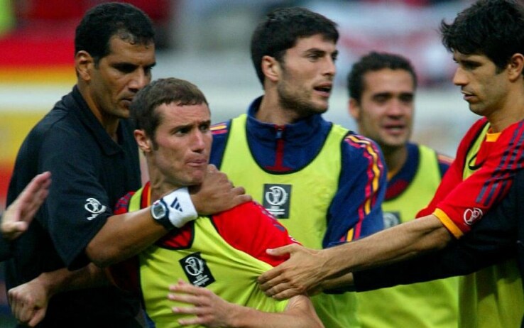 La furia di Helguera contro l'arbitro egiziano La furia di Helguera contro l'arbitro egiziano