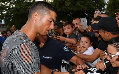 Ronaldo e Dybala tra i tifosi: autografi e selfie